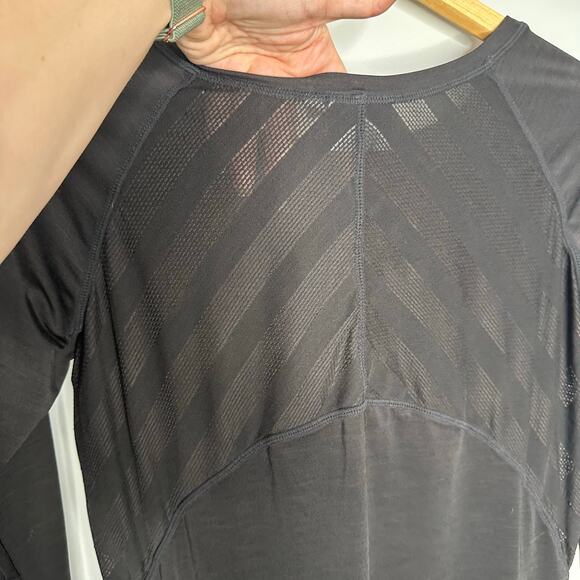 Athleta Women's Black Kettle Bella Long Sleeve Athletic Mesh Back Top Back XS - Picture 9 of 9